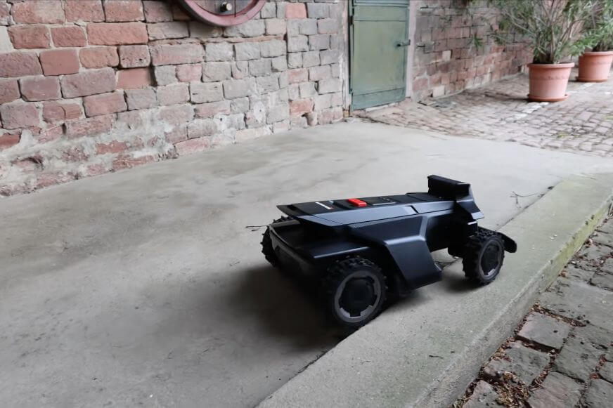 Segway Navimow X420 überwindet einen niedrigen Bordstein als Hindernis
